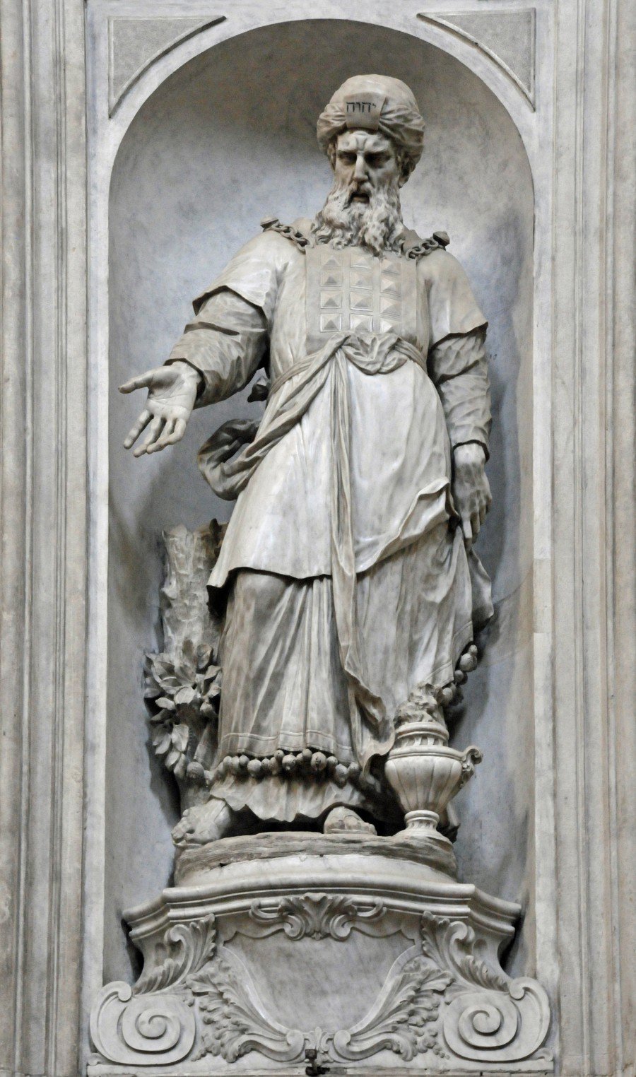 A statue depicting Aaron wearing breastplate. Image source: www.gemsociety.org